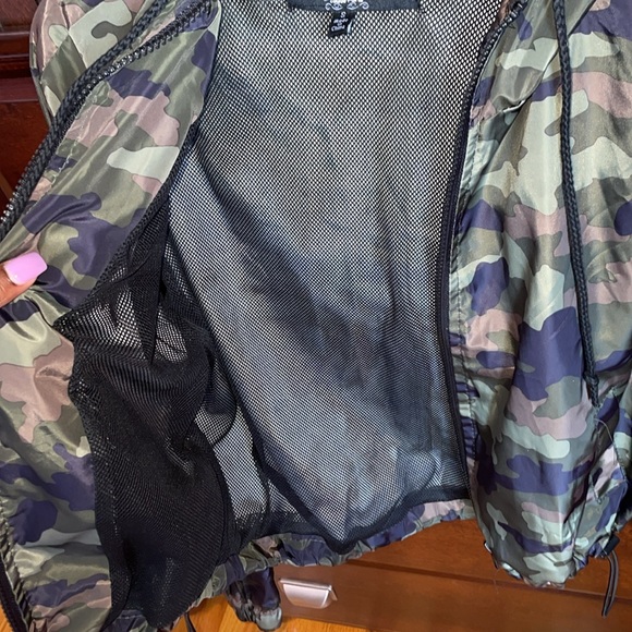 Camouflage Cropped Windbreaker - Picture 3 of 5
